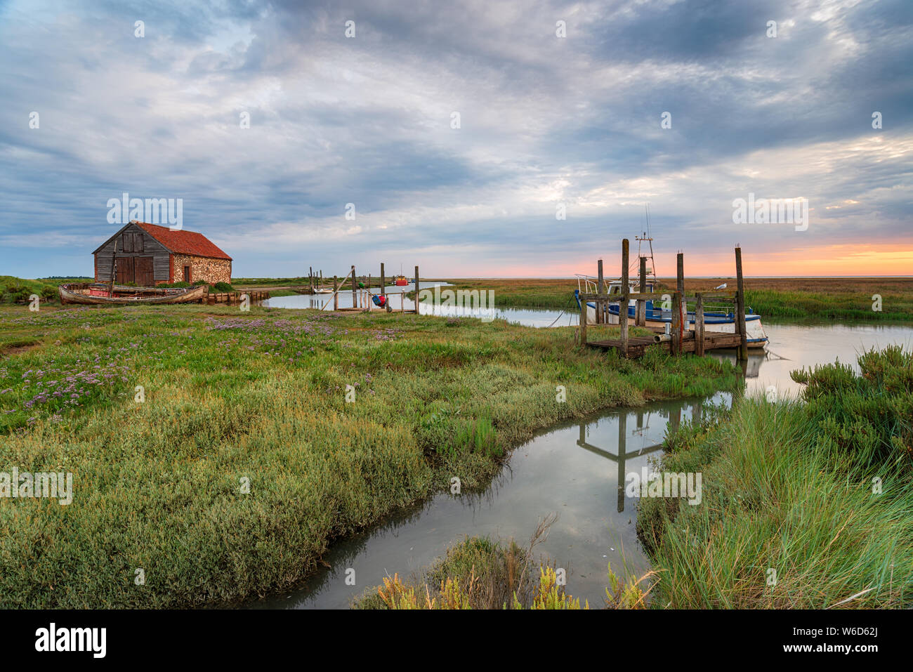 Moody lever du soleil sur le vieux port à Thornham près de Hunstanton, sur la côte nord de Norfolk Banque D'Images Moody lever du soleil sur le vieux port à Thornham près de Hunstanton, sur la côte nord de Norfolk Banque D'Images