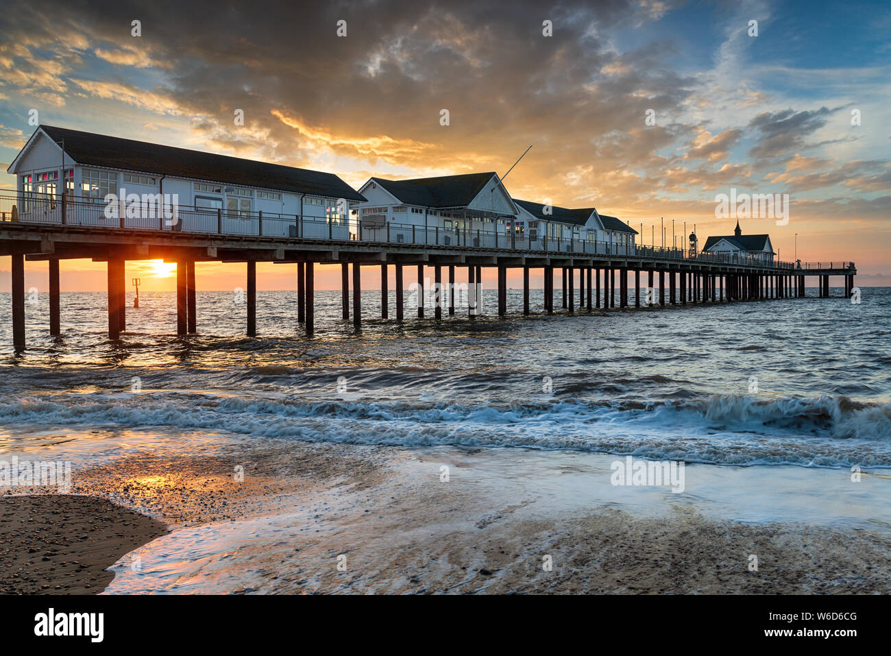 Le lever du soleil sur la jetée à Southwold, une jolie ville balnéaire sur la côte du Suffolk Banque D'Images