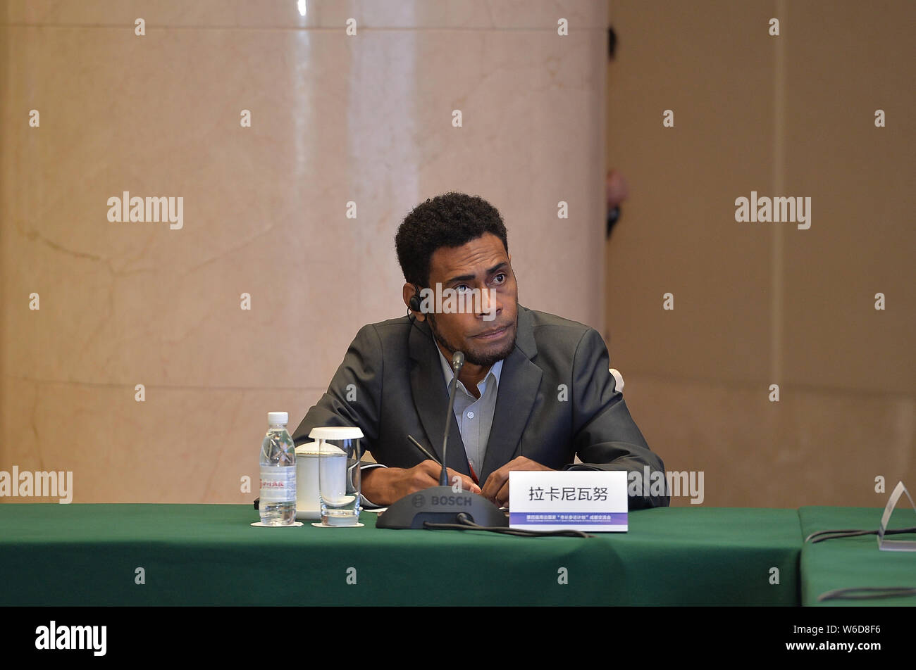 François Vakaloloma Lacanivalu, un fonctionnaire de la République des Fidji, assiste à la Conférence de l'échange de Chengdu 4e programme de visite des maires pour Ch Banque D'Images