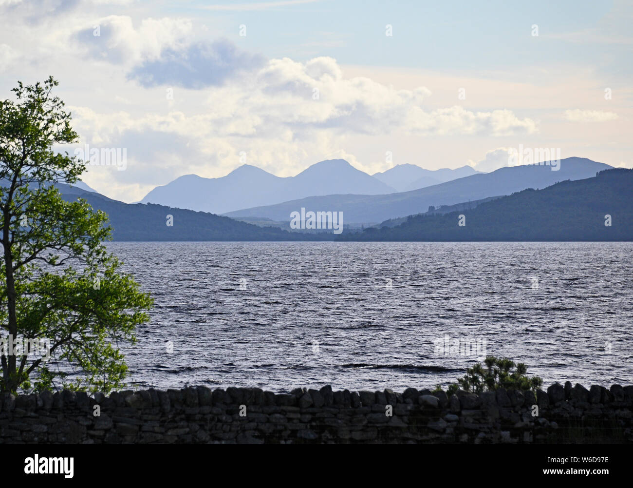 Loch Rannoch à à l'ouest de Rannoch Moor et les collines de Glen Etive. Kinloch Rannoch, Perth et Kinross, Ecosse, Royaume-Uni, Europe. Banque D'Images