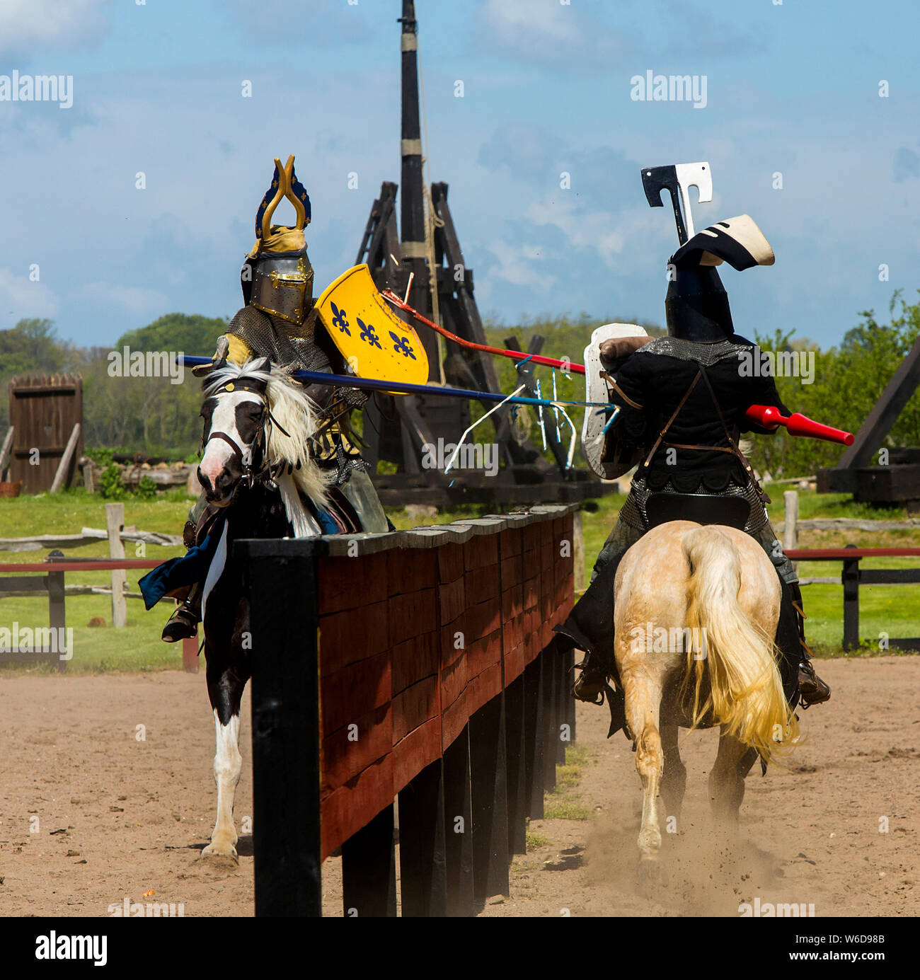 Un chevalier en armure avec lance de joute en plein air, dans le centre médiéval de Nykøbing Falster, Danemark. Le centre médiéval est construit autour du village à Sundkøbing un fjord que c'était autour de l'année 1400. Les maisons sont conçues et construites de manière authentique avec les gens qui peuplent le village, hommes, femmes, enfants, paysans, artisans, guerriers et chevaliers etc s'habiller et de travailler comme ils le feraient de nouveau en 1400. Chanoines et grands trébuchets peut être vu tirer des missiles avec chevaliers en armure à cheval en concurrence avec des lances et des épées, les teinturiers textile couleur de plantes et dans le jardin du couvent des religieuses croître m Banque D'Images