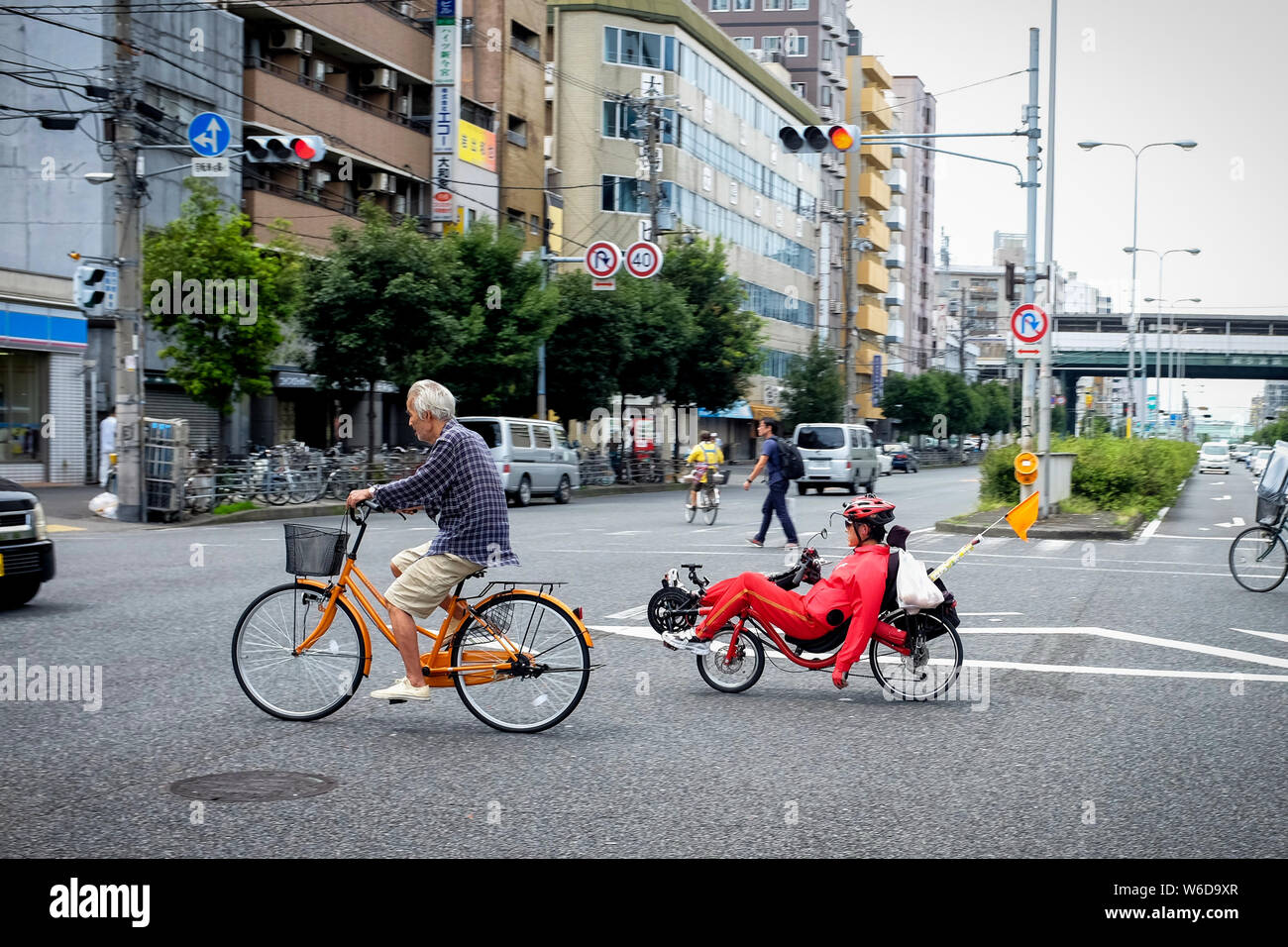 Un homme monté sur un vélo couché à Osaka, Japon. Banque D'Images