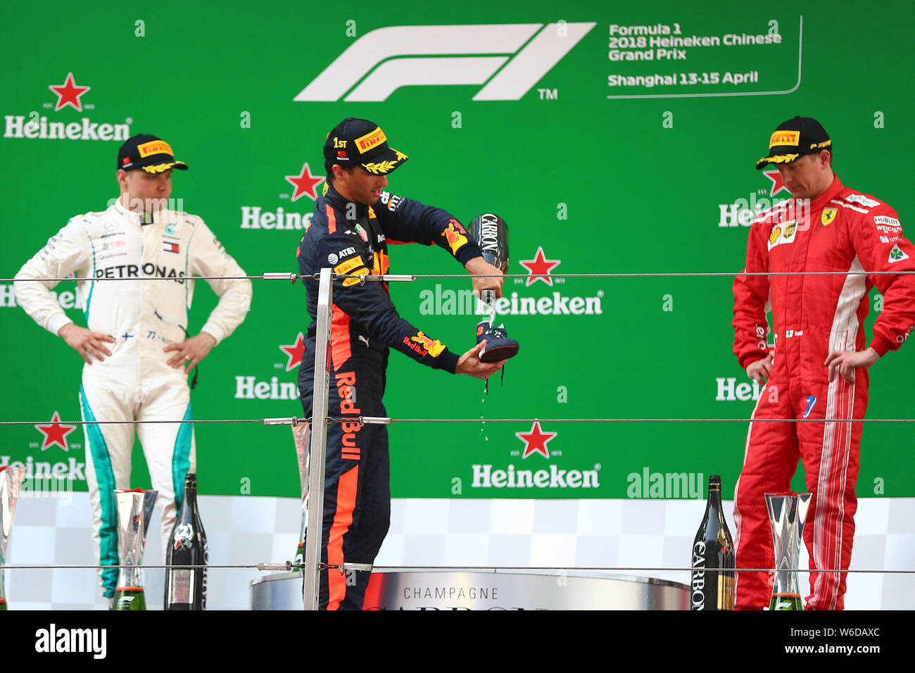 Pilote de F1 australien Daniel Ricciardo de Red Bull Racing, centre, se  déverse en champagne sa chaussure sur le podium après avoir remporté la Formule  1 2018 Chine Photo Stock - Alamy