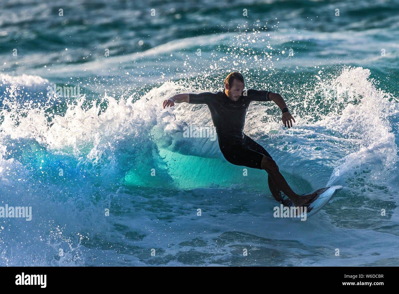 Surf à l'action spectaculaire dans Fistral Newquay en Cornouailles. Banque D'Images