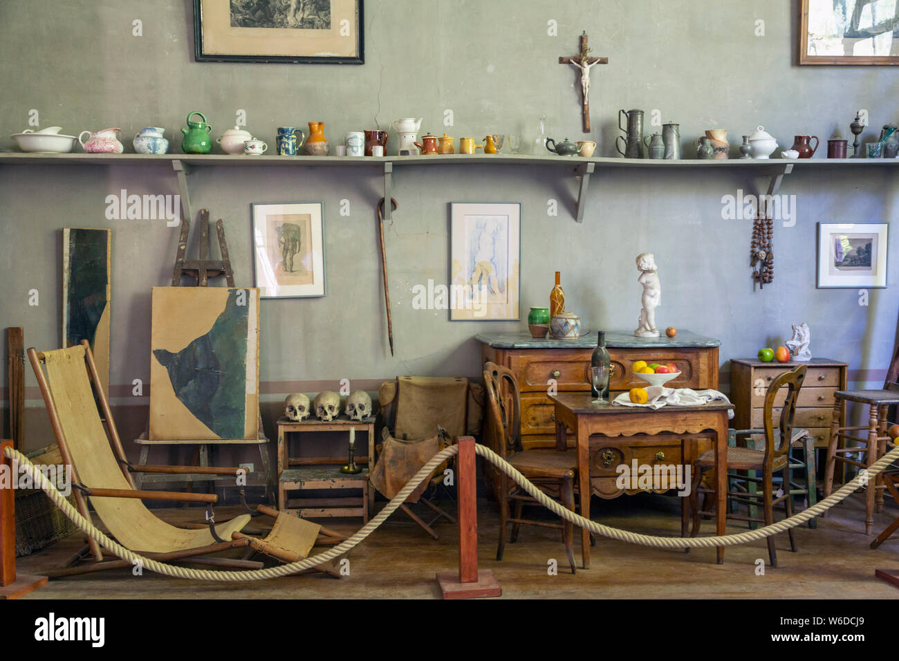 Objets affichés dans le studio d'artiste postimpressionniste français Paul Cézanne à Aix-en-Provence, Provence-Alpes-Côte d'Azur, France. Nous ÉDITORIALE Banque D'Images