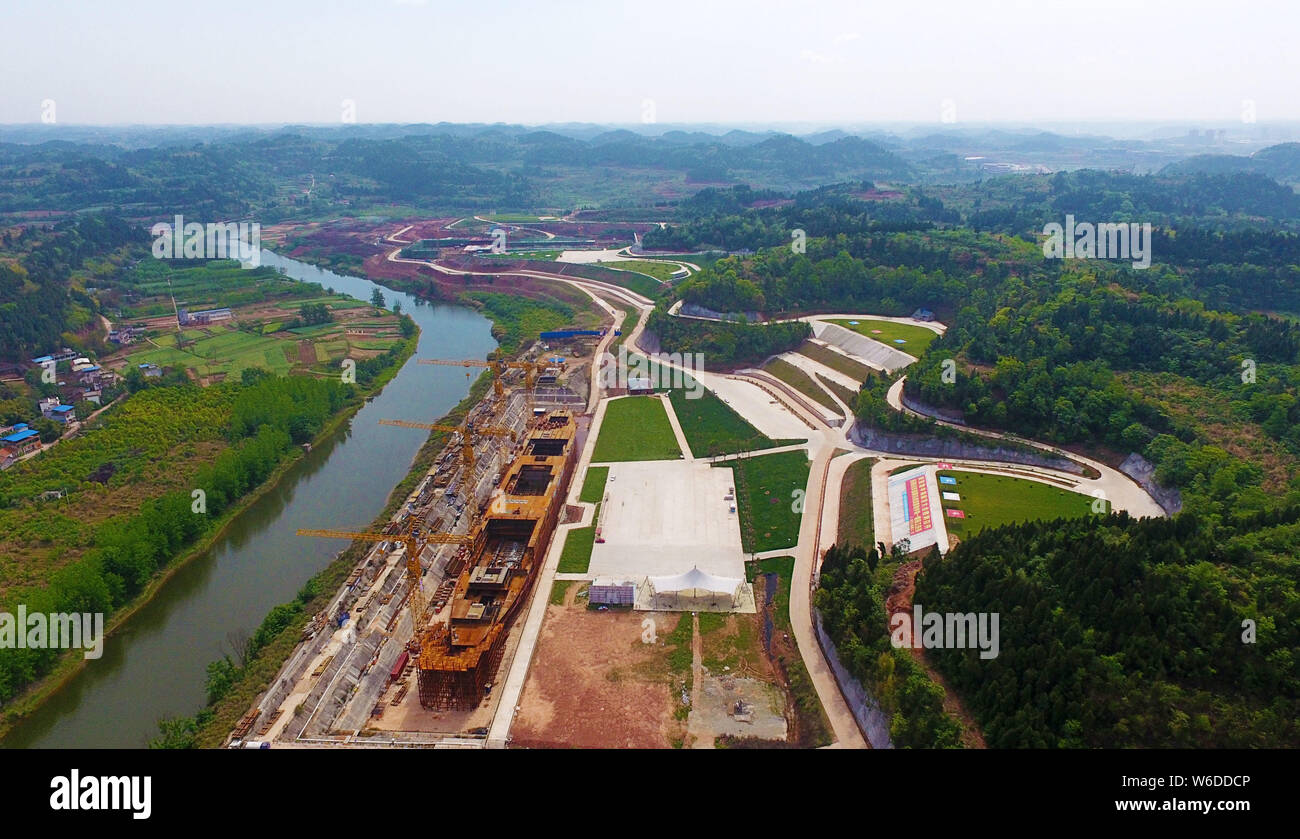 Une vue aérienne du site de construction d'une réplique grandeur nature du paquebot Titanic dans le comté de Daying, ville de Suining, sud-ouest de la Chine est Sichu Banque D'Images