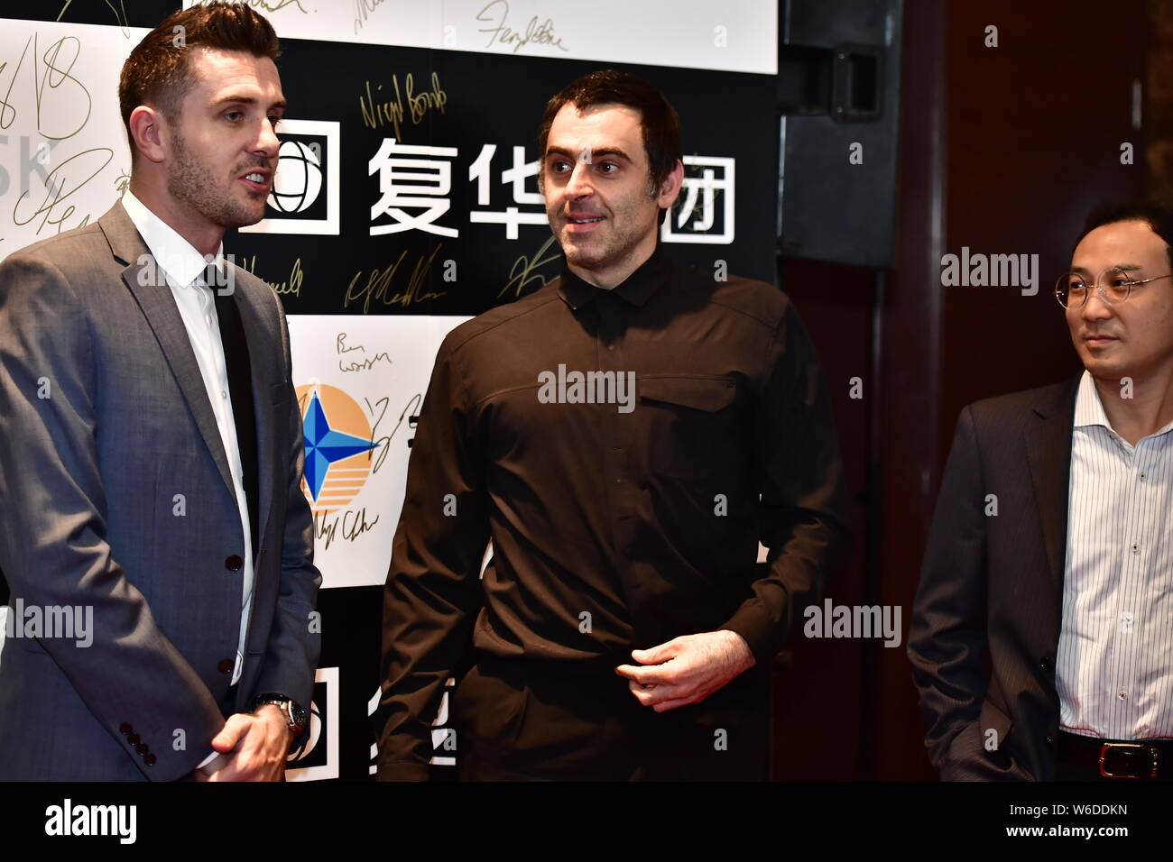Mark Selby, gauche, et Ronnie O'Sullivan, de l'Angleterre arrivent au tapis rouge pour la cérémonie d'ouverture de l'Open de Chine 2018 Tournoi de Billard à Beij Banque D'Images