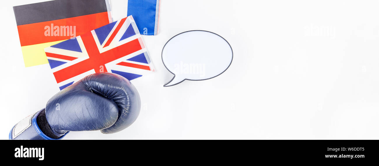 Creative haut voir télévision laïcs de gant de boxe avec l'Allemagne, la France et la Grande Bretagne drapeaux avec bulle.jpg immersive et copiez l'espace sur fond blanc Banque D'Images