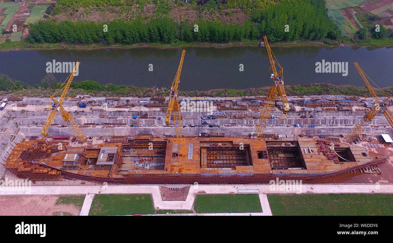 Une vue aérienne du site de construction d'une réplique grandeur nature du paquebot Titanic dans le comté de Daying, ville de Suining, sud-ouest de la Chine est Sichu Banque D'Images