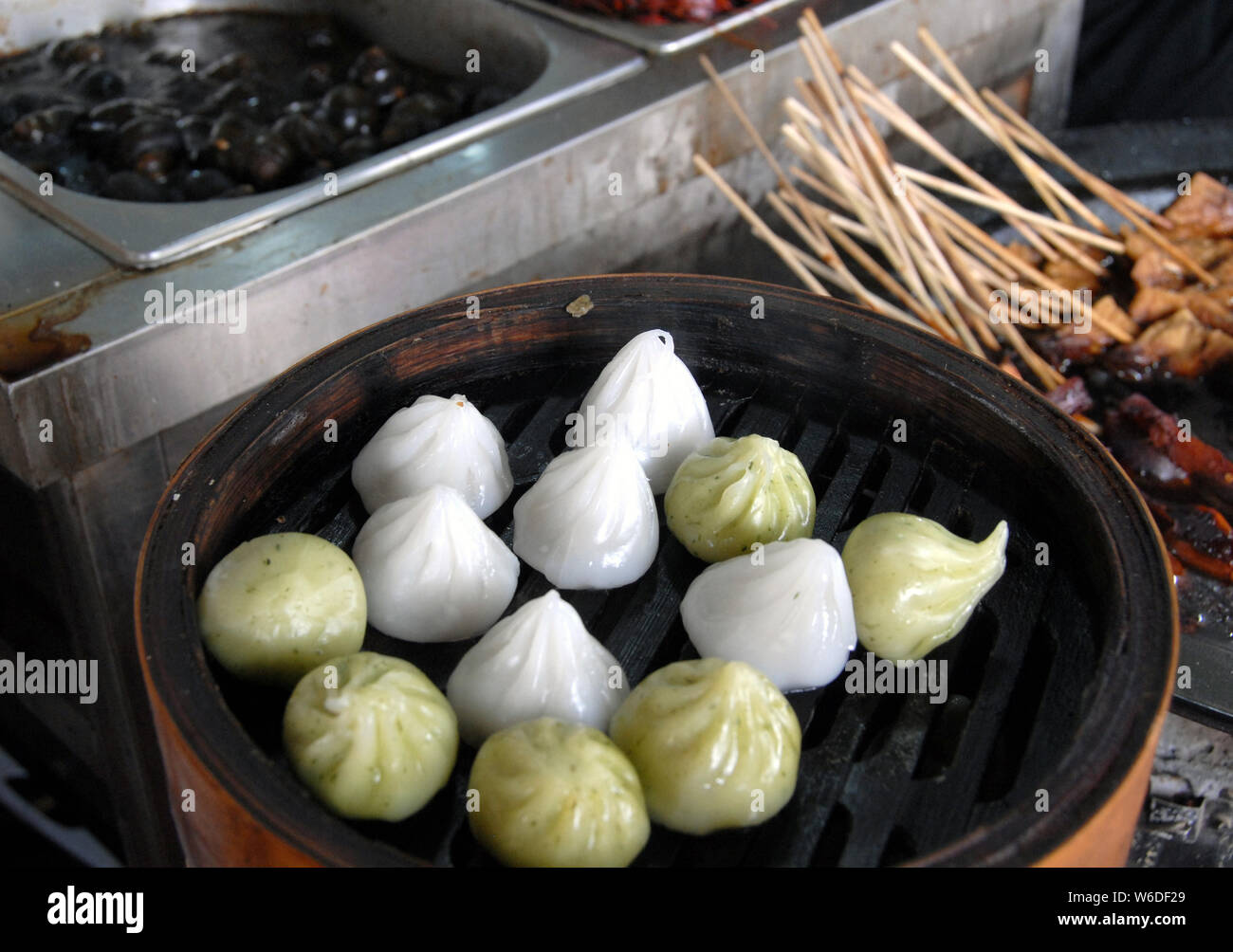 Boulettes chinoises à Xitang water town près de Shanghai. C'est l'alimentation de rue typiquement chinois. Ces boulettes à la vapeur sont populaires en Chine. Xitang, Chine Banque D'Images