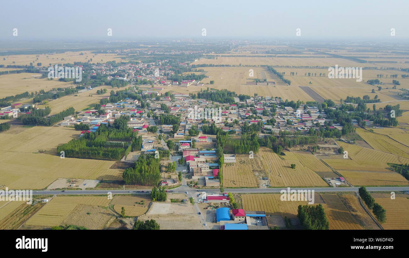 --FILE--Une vue aérienne de maisons à ville dans le comté de Dawang Anxin, une partie de la nouvelle zone économique spéciale Xiong'un nouveau domaine, à Baoding city, north C Banque D'Images