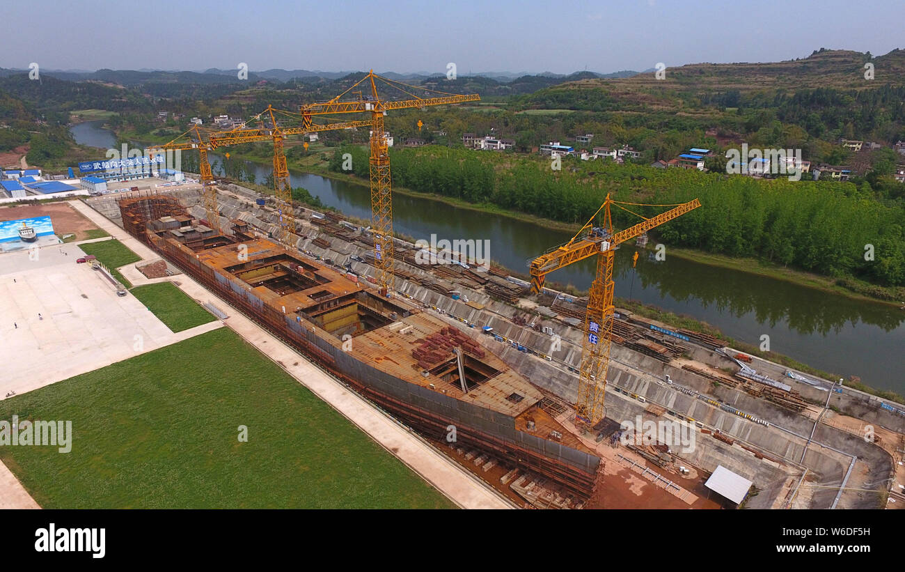 Une vue aérienne du site de construction d'une réplique grandeur nature du paquebot Titanic dans le comté de Daying, ville de Suining, sud-ouest de la Chine est Sichu Banque D'Images
