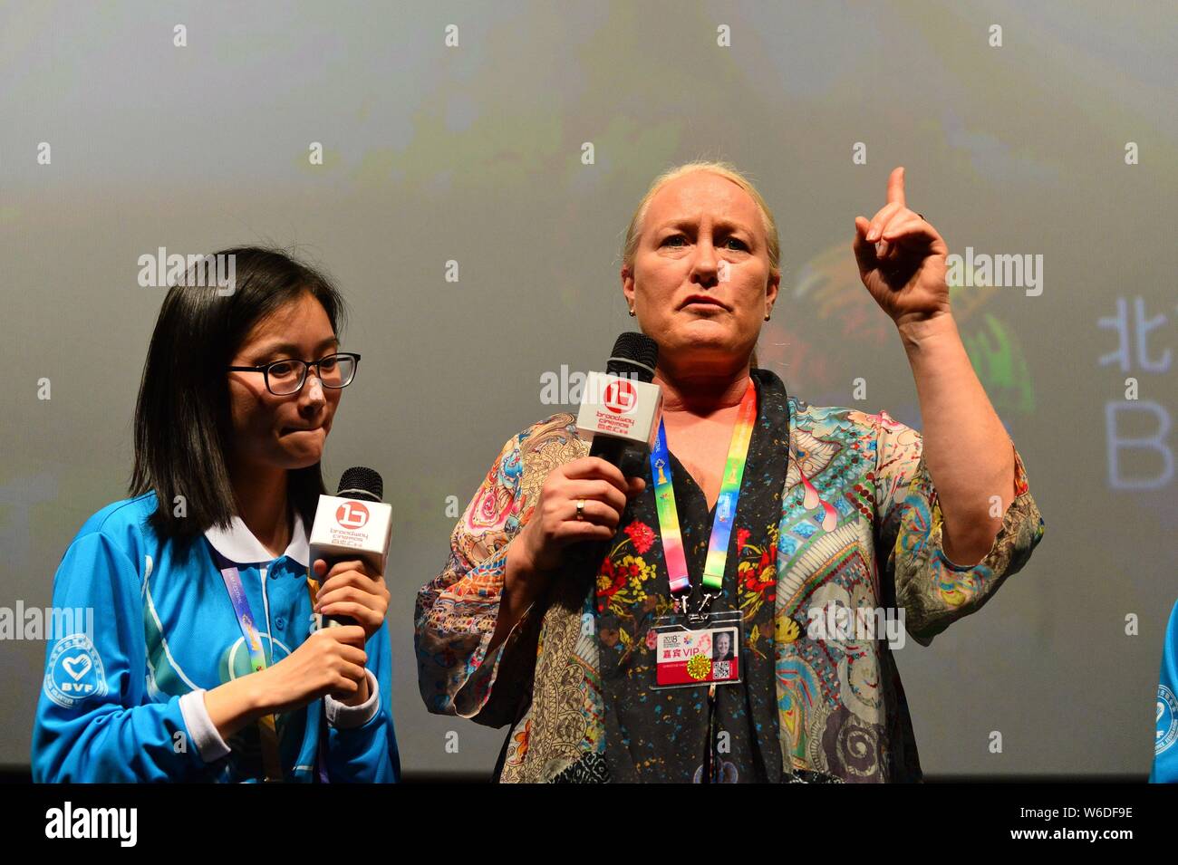 Christine Haebler producteur hollywoodien, droite, assiste à un événement premiere pour son film 'cheval d'indien' au cours de la 8e Festival International du Film de Beijing Banque D'Images