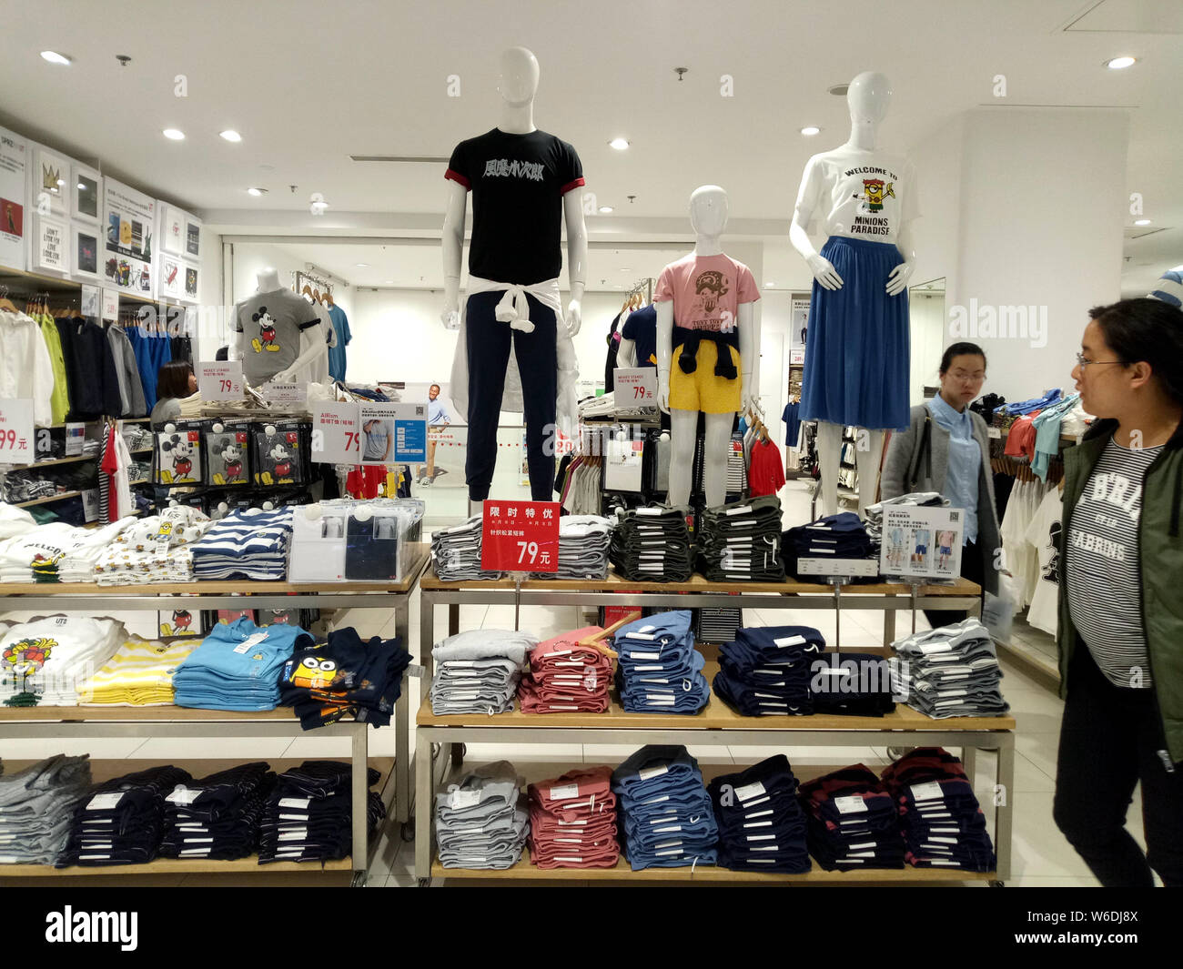 Boutique Pour Les Clients Sur Le Theme Du Manga Et Anime T Shirts En Commemoration Avec Le 50e Anniversaire De Weekly Shonen Jump A Vendu A Un Magasin Uniqlo A Shan Photo Stock