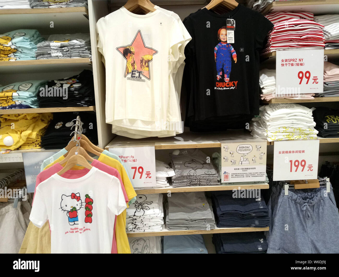 Vue sur le thème de manga et anime-t-shirts en commémoration avec le 50e  anniversaire de Weekly Shonen Jump a vendu à un magasin Uniqlo à Shanghai,  Chine Photo Stock - Alamy