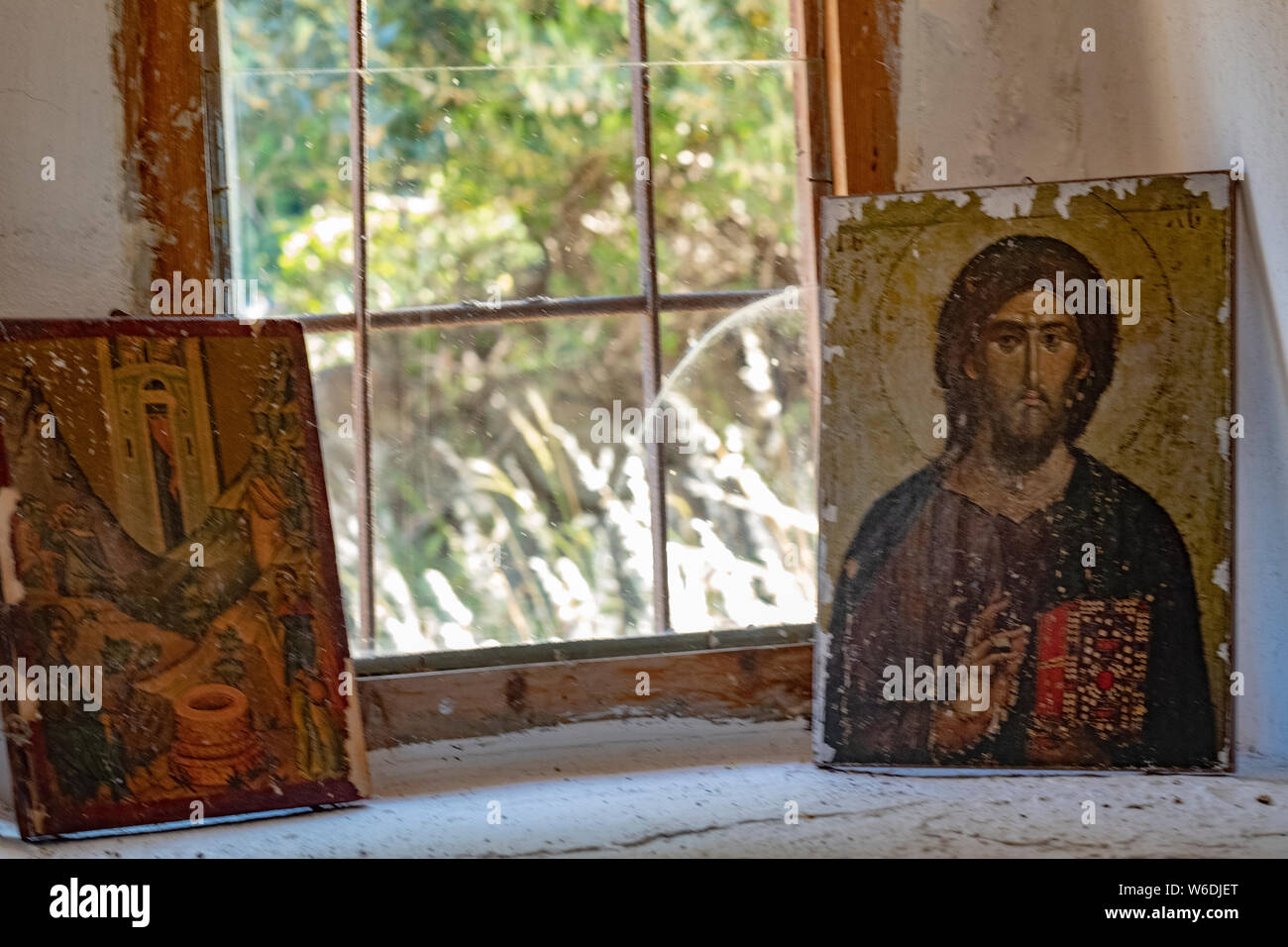 Deux icônes orthodoxes grecques illustrant des scènes religieuses sont placés dans une fenêtre encastrée dans une chapelle sur l'île de Lesbos, Grèce. Banque D'Images