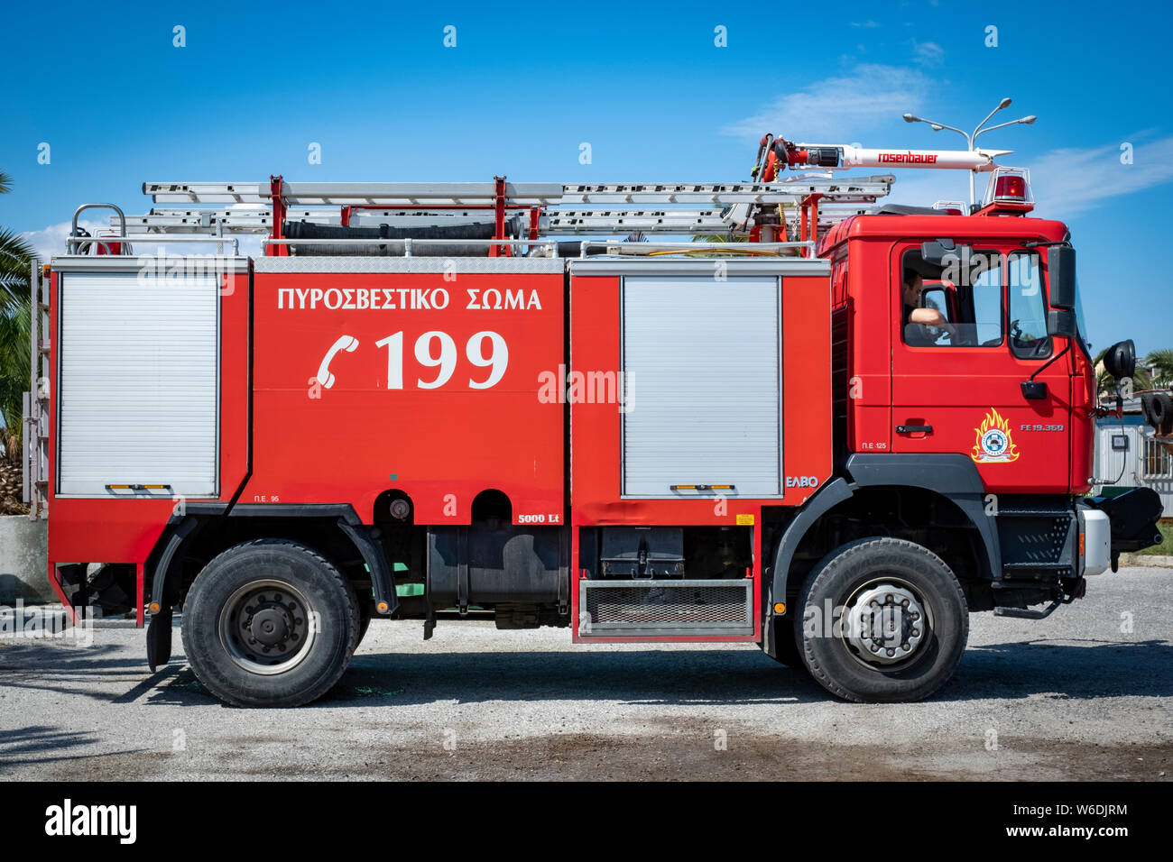 Camion de pompiers grecs avec les pompiers à l'intérieur répond à un appel dans le port de la ville de Mytilène, Grèce sur l'île de Lesbos Banque D'Images