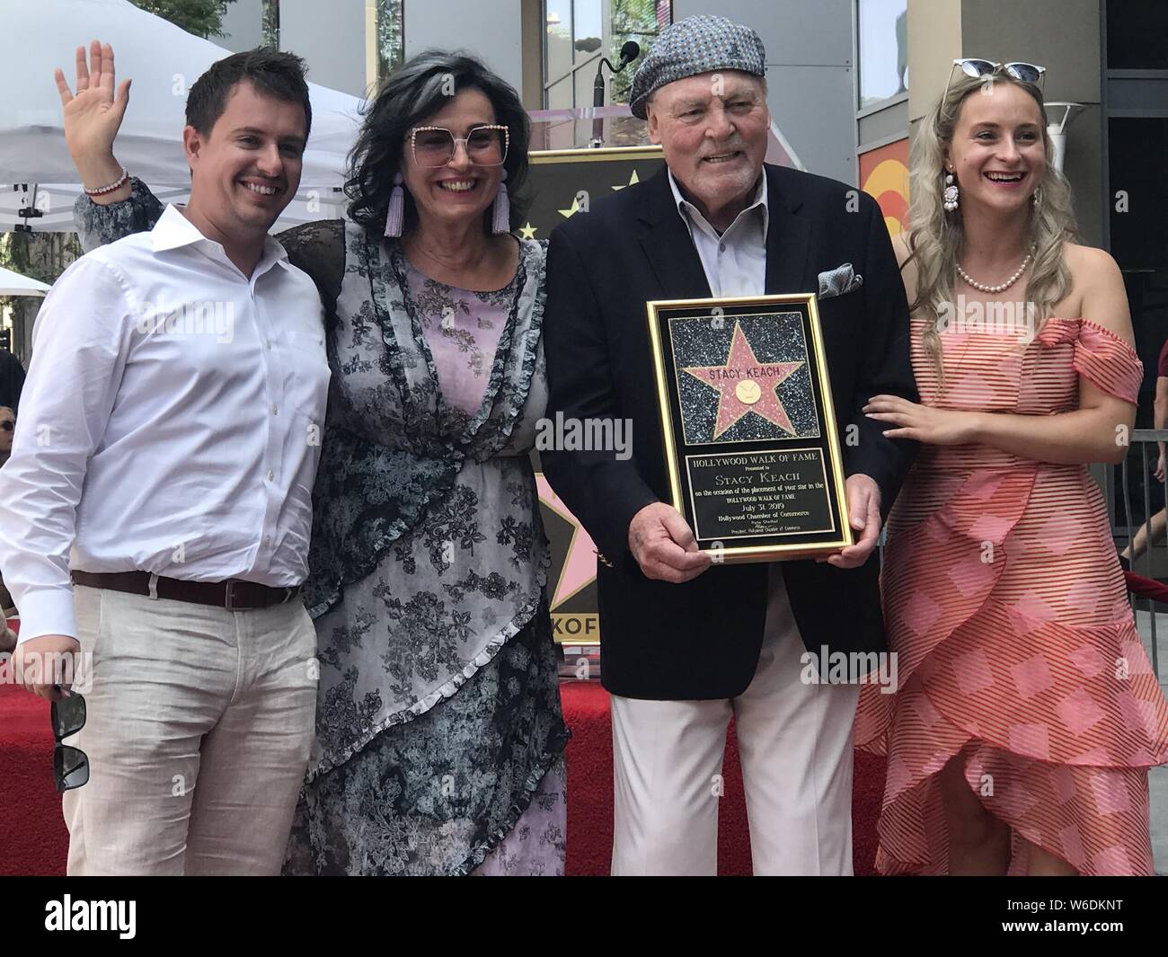 Le 31 juillet 2019, Hollywood, Californie, USA : J16057CHW.Hollywood Chamber of Commerce rend hommage à Stacy Keach avec étoile sur le Hollywood Walk of Fame.1628 Vine Street, près de la célèbre coin de Hollywood & Vine, Hollywood, Californie, USA .07/31/2019 .STACY KEACH AVEC ÉPOUSE MALGOSIA TOMASSI COURAU ET LA FAMILLE .Â©Clinton H.Wallace/Photomundo/ Photos International Inc (crédit Image : © Clinton Wallace/Globe Photos via Zuma sur le fil) Banque D'Images