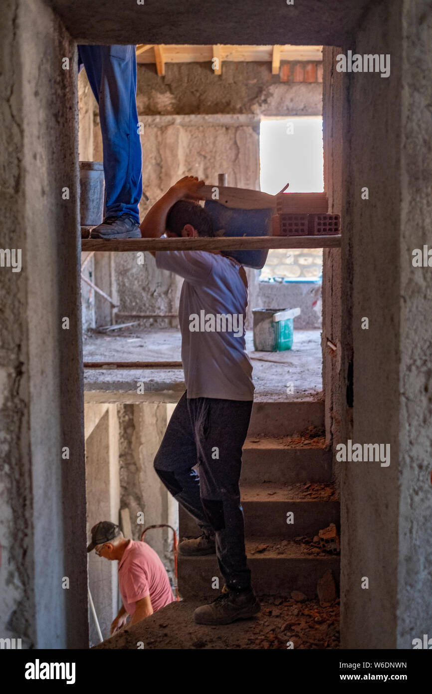 Vue intérieure d'hommes travaillant sur la rénovation d'une vieille maison sur l'île grecque de Lesbos Banque D'Images