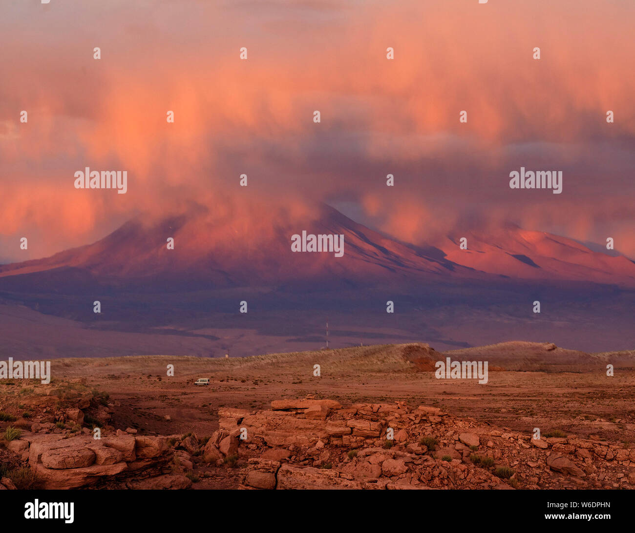 Vallée de la Lune au coucher du soleil de sang. Désert d'Atacama. La photo ne contient pas de postérisation et le bruit. C'est le coucher du soleil se reflète dans la poussière d'argile tha Banque D'Images