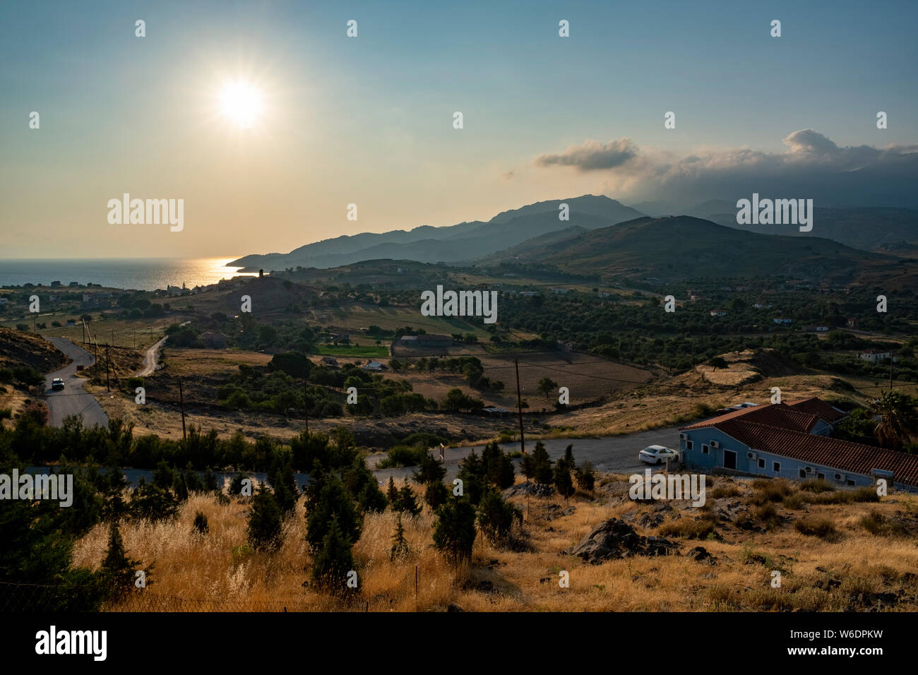 Paysage de la côte nord de l'île de Lesbos, Grèce que le soleil commence à descendre Banque D'Images