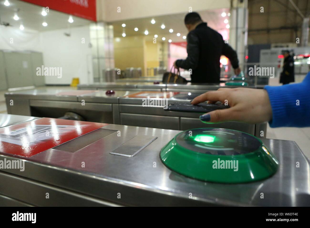--FILE--un passager met son smartphone au-dessus un tourniquet pour obtenir le code QR sur une application mobile pour payer numérisée ticket de métro via Alipay ou uni de la Chine Banque D'Images