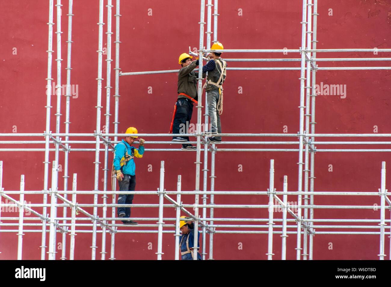 Les travailleurs chinois de rénover le musée du palais, également connu sous le nom de la Cité Interdite, à Beijing, Chine, 12 avril 2018. Banque D'Images