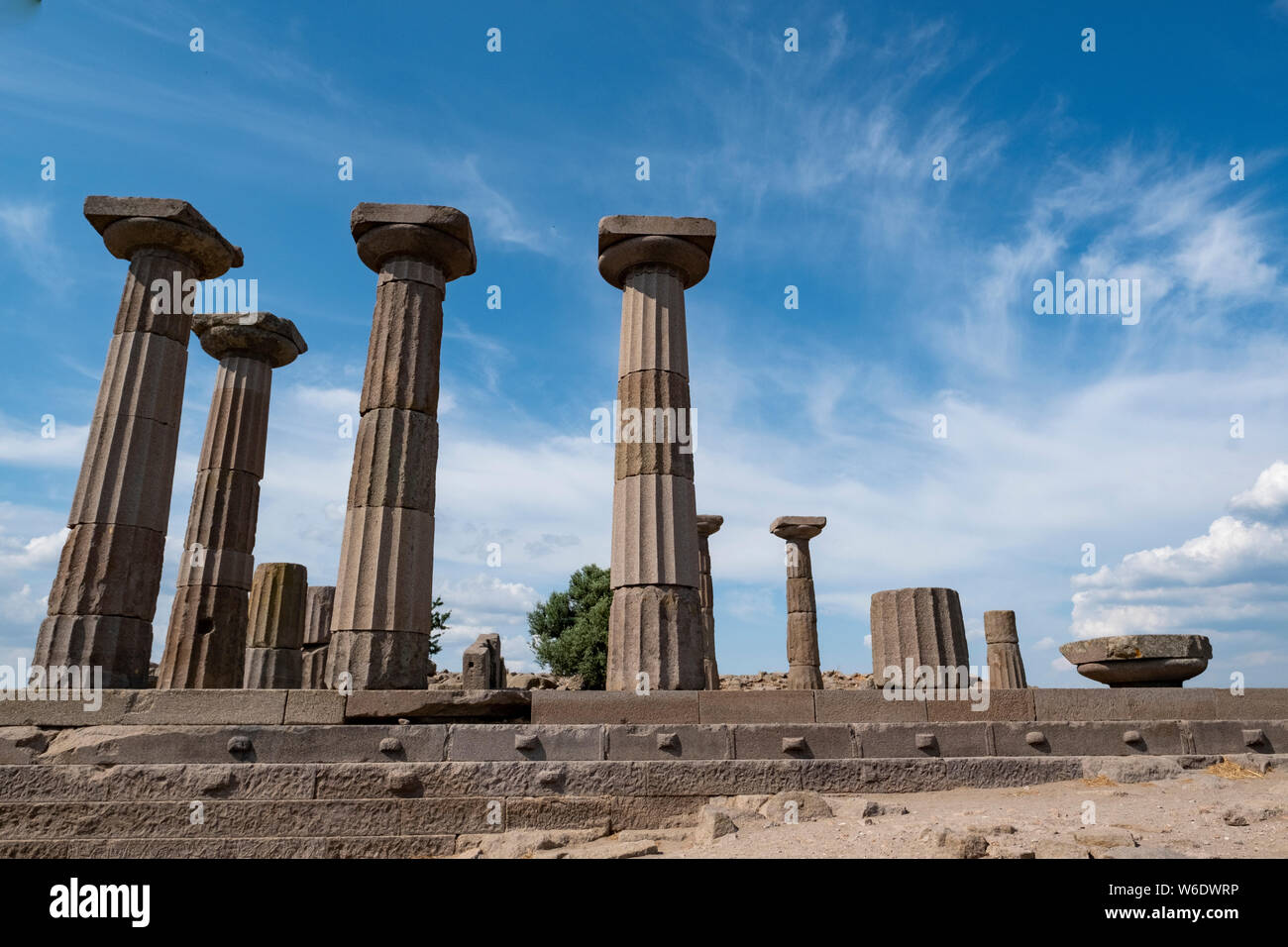 Les autres colonnes doriques du grec ancien temple d'Athéna sur une colline donnant sur la mer Égée dans l'actuelle Turquie, Behramkale Banque D'Images