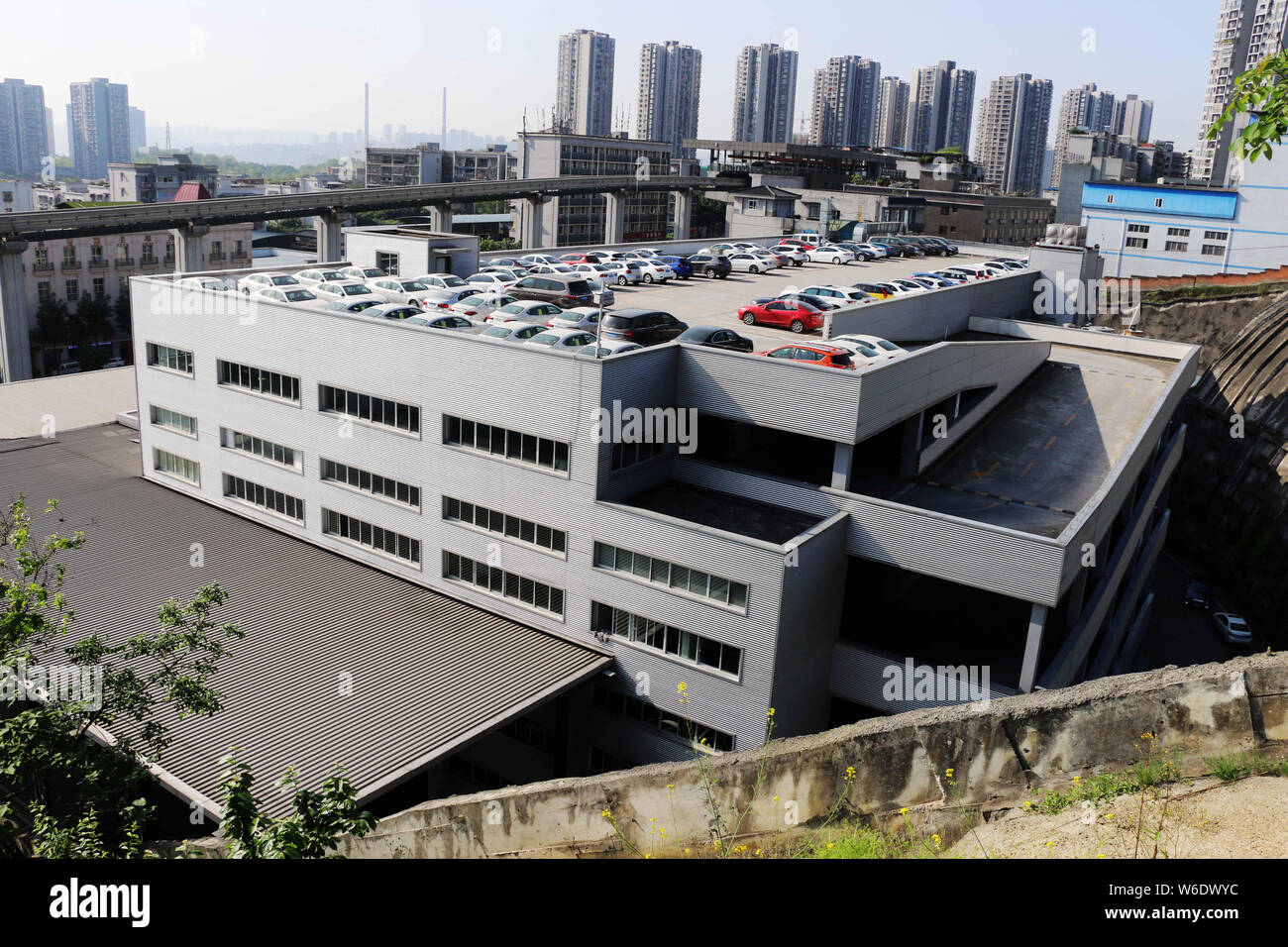 Les véhicules sont alignés sur 8 étages d'un parking sur le toit à Chongqing, Chine, le 2 avril 2018. Designers faire plein usage de la topographie de la montagne e Banque D'Images