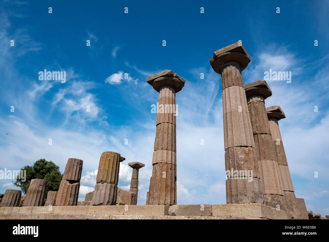 Les autres colonnes doriques du grec ancien temple d'Athéna sur une colline donnant sur la mer Égée dans l'actuelle Turquie, Behramkale Banque D'Images