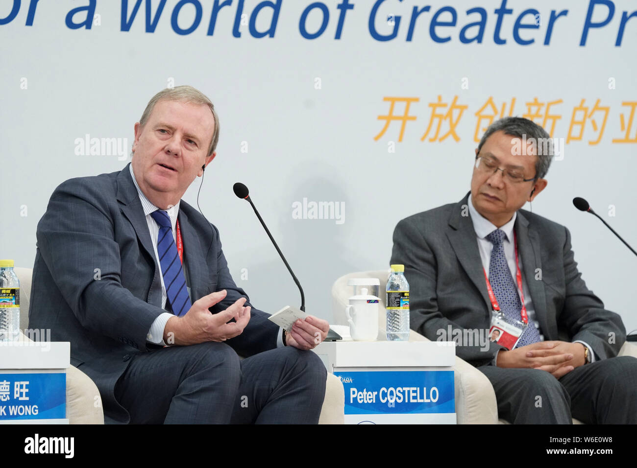 Peter Costello, gauche, Président du Fonds pour l'avenir du gouvernement australien, et Jia Kang, président de l'Académie chinoise de nouveau l'économie de l'offre, participer à la Banque D'Images