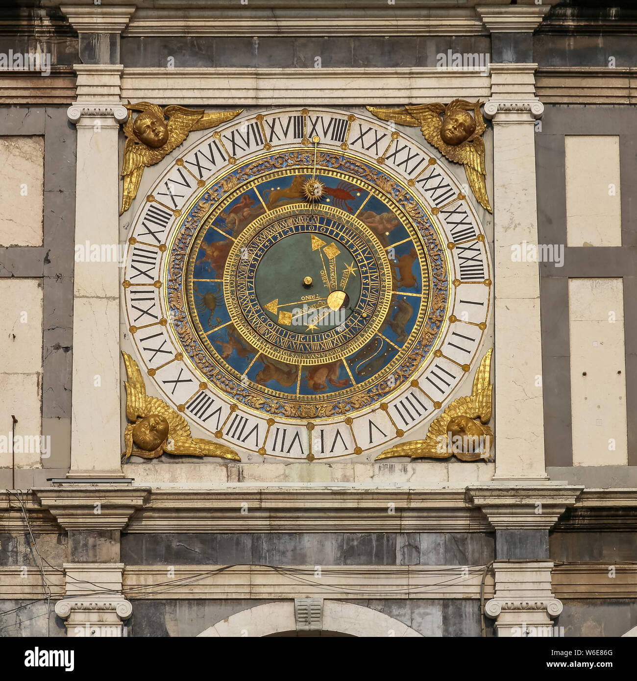 Brescia (Italie) : horloge mécanique complexe qui indique les heures, les  phases de la lune et les signes du zodiaque sur deux différents cadrans  Photo Stock - Alamy