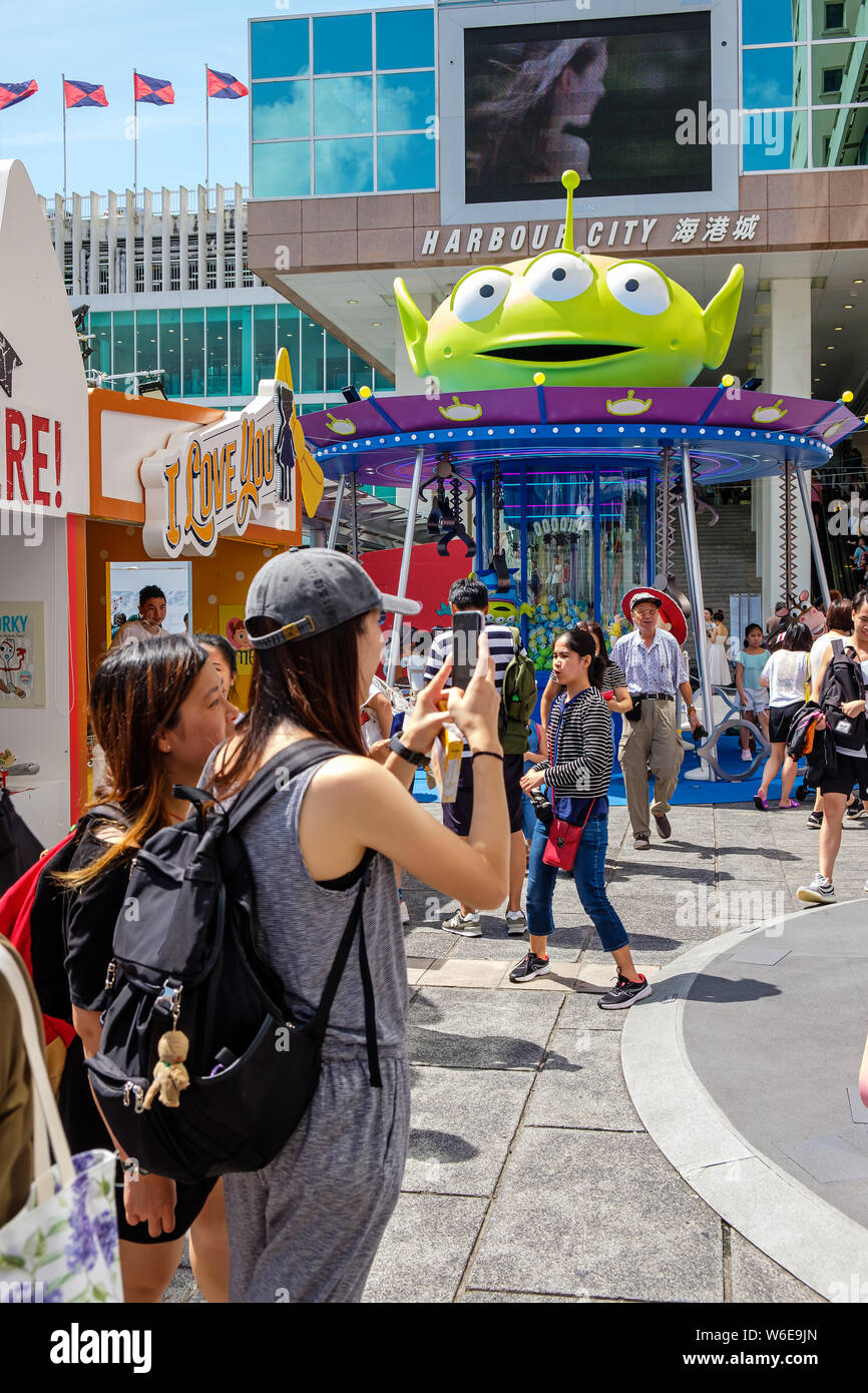 Little Green man / Squeeze Toy Aliens vu pendant le Carnaval.Toy Story 4 est célébré avec un carnaval sur le thème de jeux différents et les défis à relever sur le port de Hong Kong City. Banque D'Images