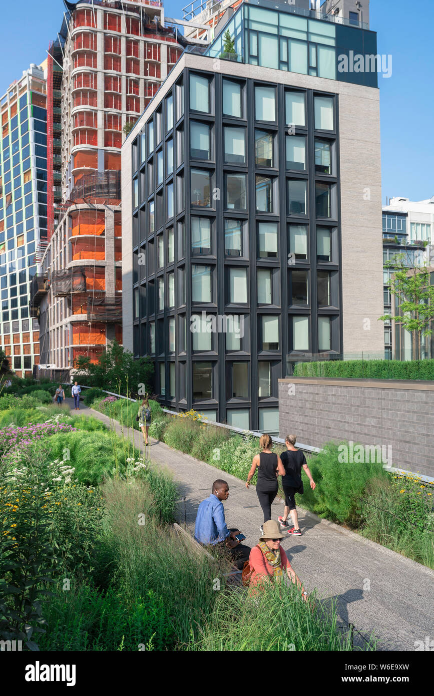 New York High Line, vue sur les gens en été à pied le parc High Line dans le quartier du centre-ville de Chelsea à Manhattan, New York City, Etats-Unis. Banque D'Images