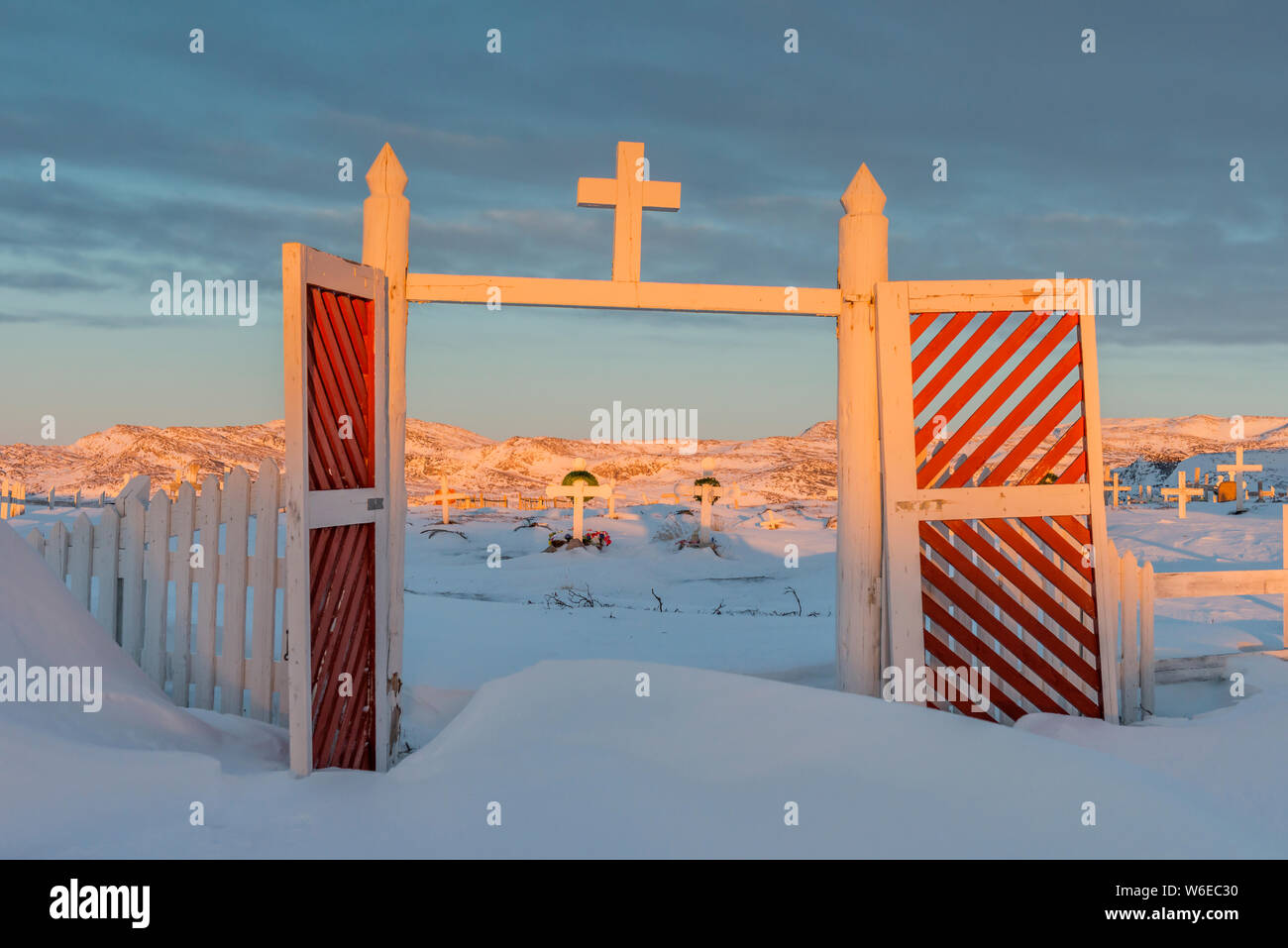 Lumière du soir sur le cimetière d'Oqaatsut village, ouest du Groenland Banque D'Images