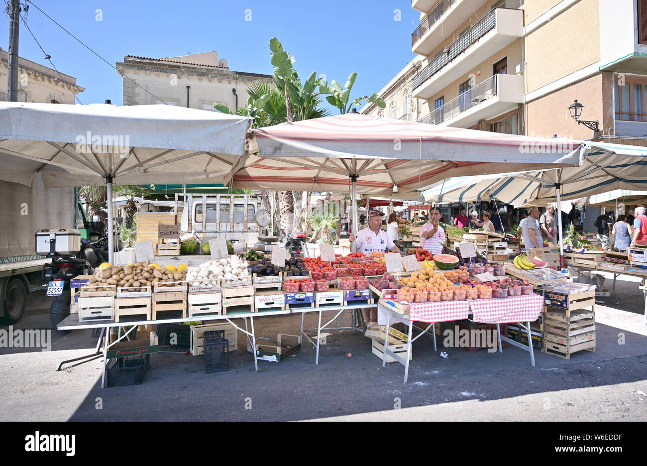 Vieux marché Ortigia, Syracuse Sicile décrochage des fruits et légumes Banque D'Images