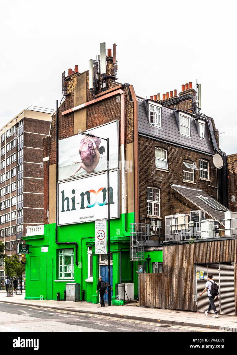 Vue de trois quarts arrière d'un bâtiment de faible hauteur, Londres, Angleterre, Royaume-Uni. Banque D'Images