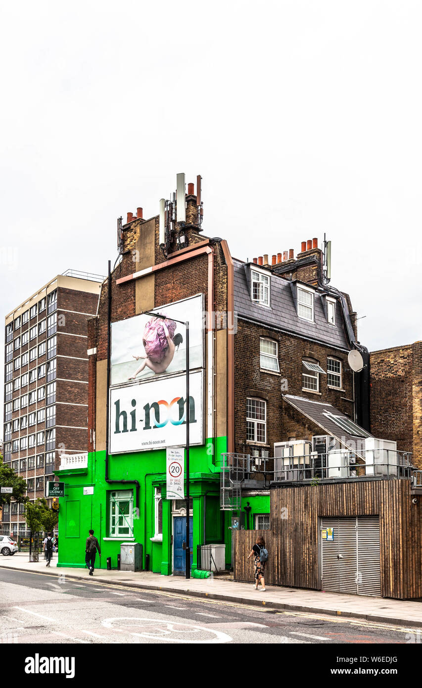 Vue de trois quarts arrière d'un bâtiment de faible hauteur, Londres, Angleterre, Royaume-Uni. Banque D'Images