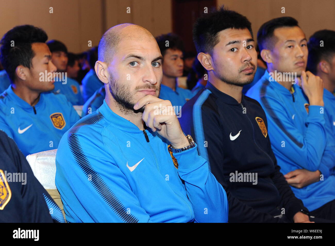 Un joueur de football italien Gabriel Alejandro, palette, à gauche, est représenté à la conférence de presse de Jiangsu Suning C.F. pour la saison 2018 de Kickoff Nanj Banque D'Images