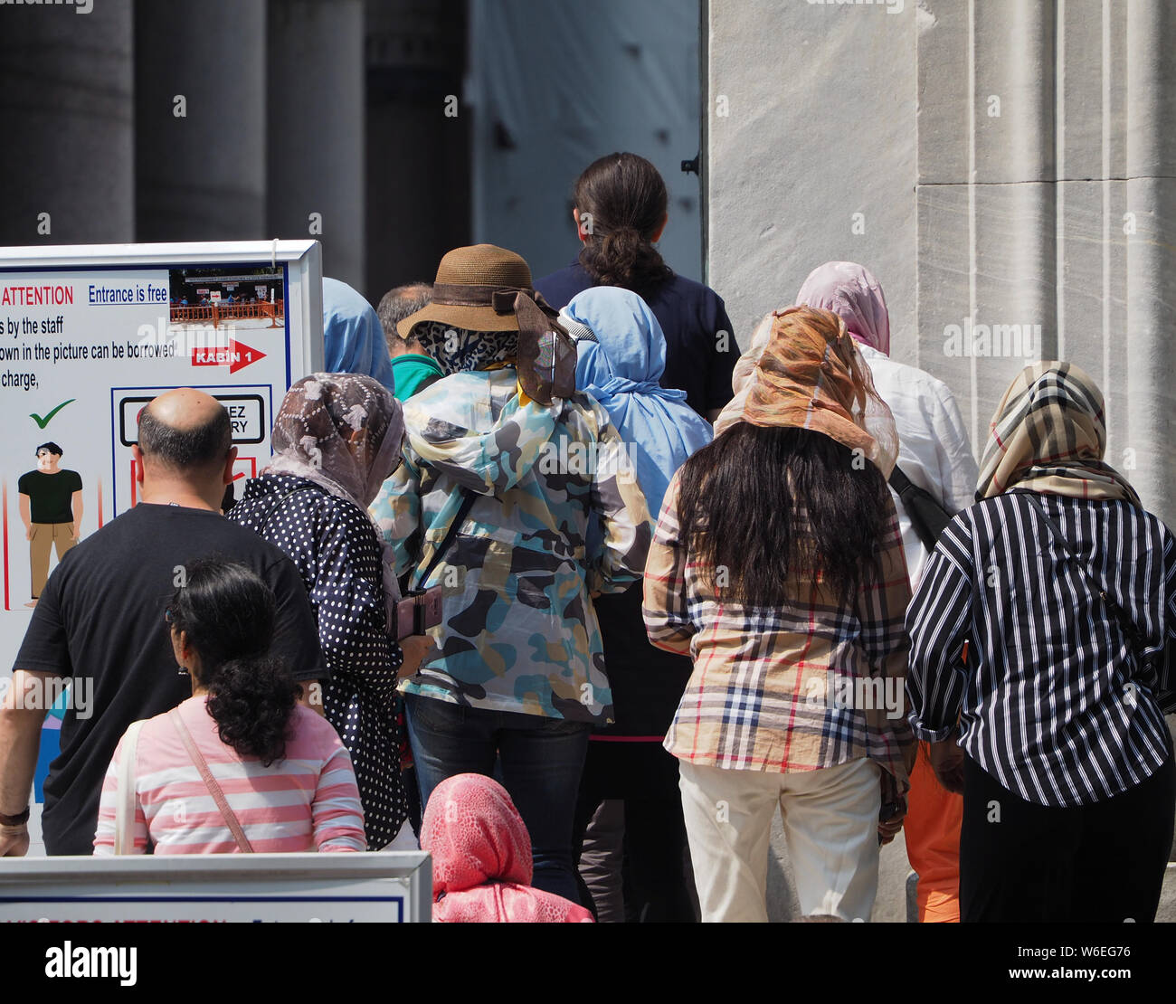 Les touristes entrant dans la mosquée bleue Banque D'Images