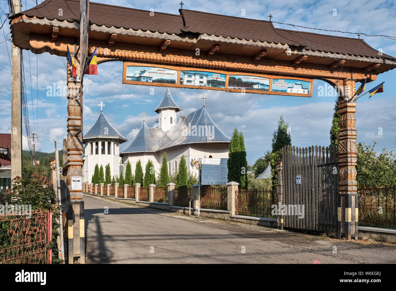 Passage en bois sculpté par la nouvelle église orthodoxe dans le village de Moldovița, la Bucovine, Roumanie. Beaucoup de nouvelles églises ont été construites depuis la révolution Banque D'Images