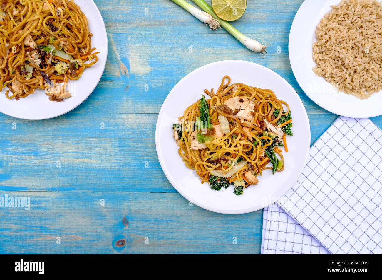 Style Chinois Chow mein au poulet Repas avec des nouilles aux Œufs et farine de riz Banque D'Images