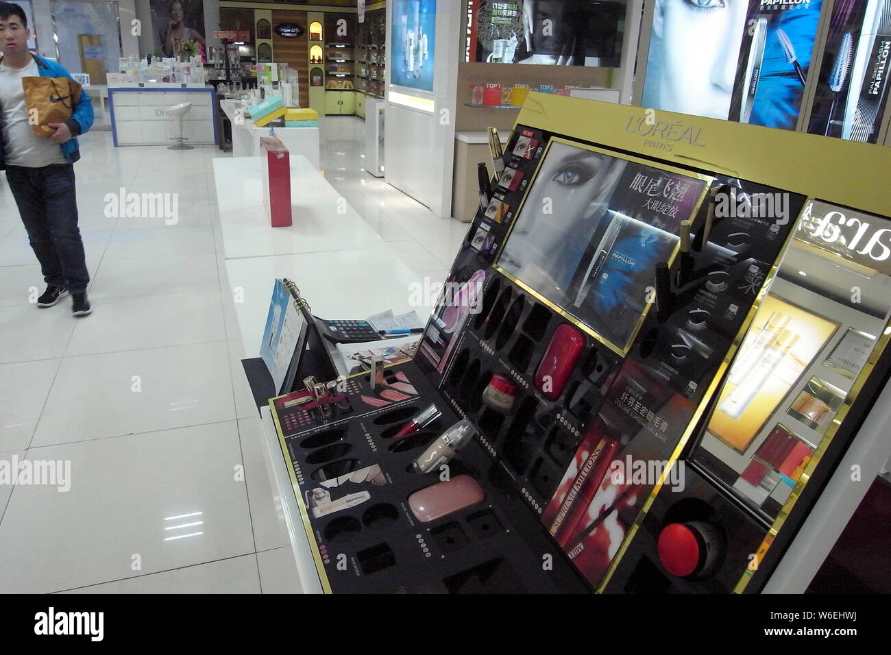 --FILE--L'Oreal cosmétiques sont en vente à un centre commercial à Shanghai, la Chine de l'est la province de Shandong, 20 avril 2015. Un cadre supérieur de Fr Banque D'Images