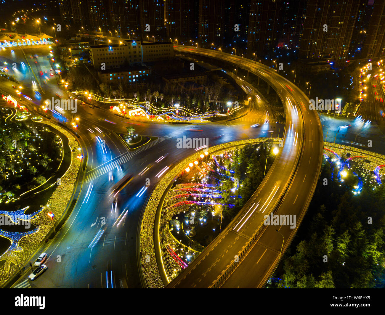 Vue de nuit de l'antenne d'un rond-point et la proximité des routes, ressemblant à l'intérieur d'une horloge mécanique, dans la ville de Xi'an, province du Shaanxi du nord-ouest de la Chine Banque D'Images