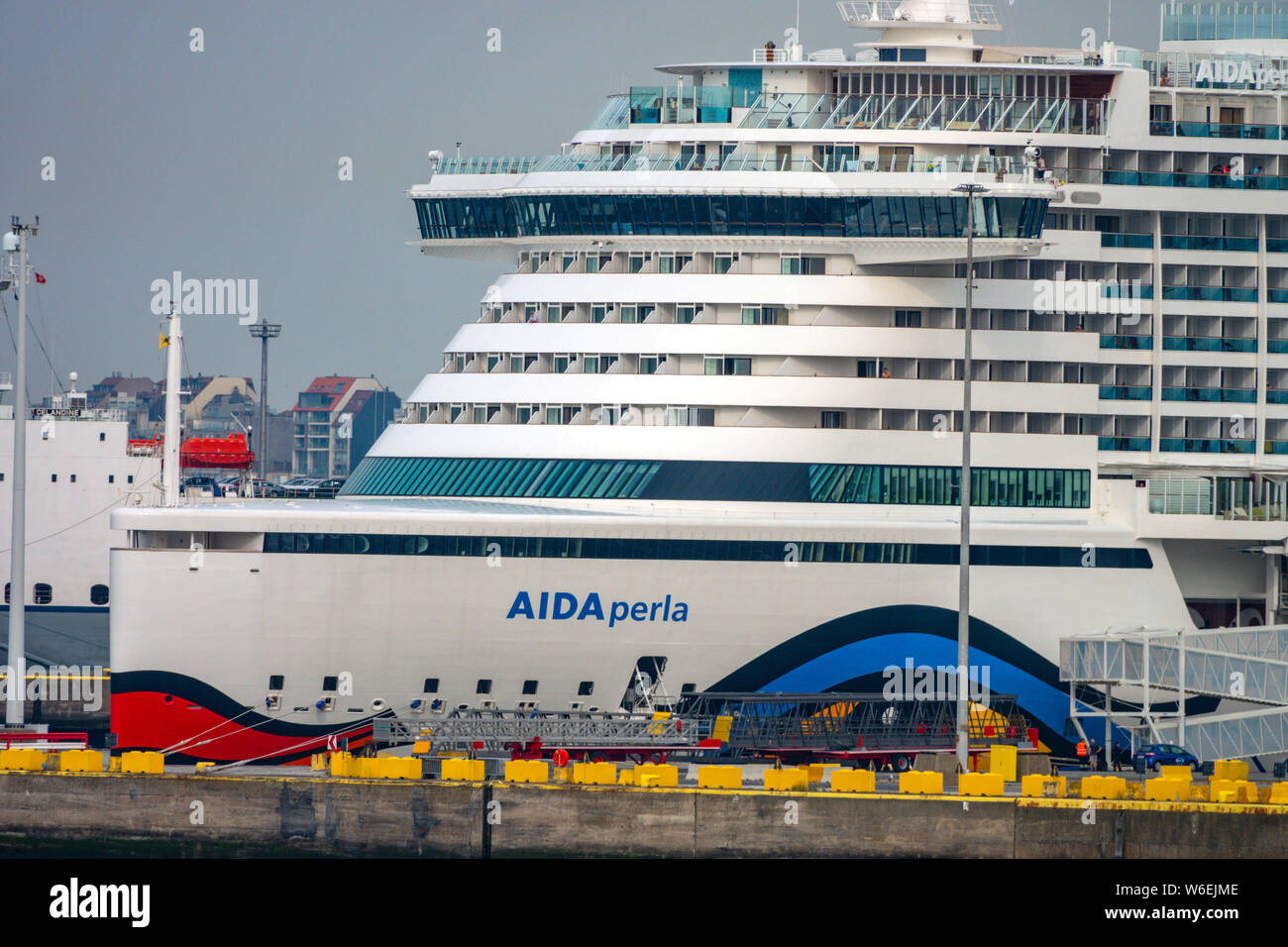 Le port de marchandises port de Zeebrugge, en Belgique avec les navires et les grues, et cruche liner 675Aida Banque D'Images