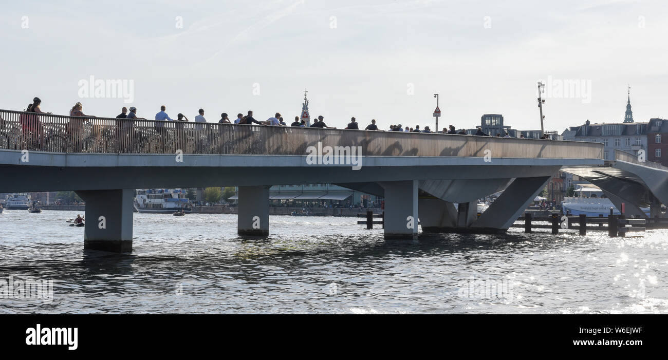 Copenhague, Danemark - 25 juin 2019 : des vélos sur le pont dans le centre de Copenhague, Danemark Banque D'Images