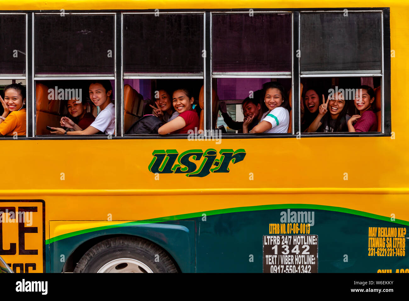 Heureux jeunes Philippins sur un Bus, Cebu City, Cebu, Philippines Banque D'Images
