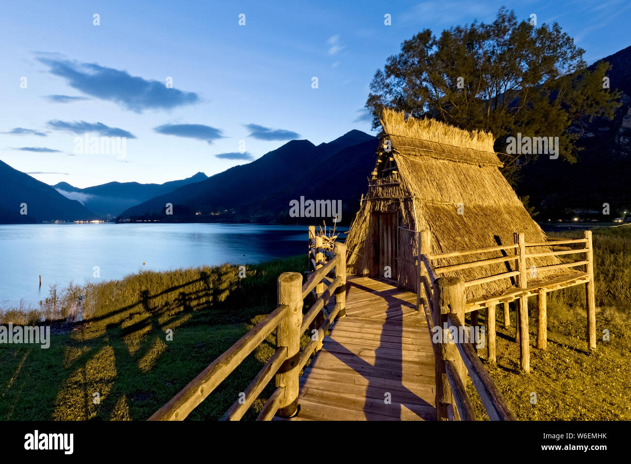 Maison sur pilotis de l'âge du Bronze (reconstruction) au musée de la Palafitte du Lac de Ledro. Molina di Ledro, province de Trento, Trentino, en Italie. Banque D'Images