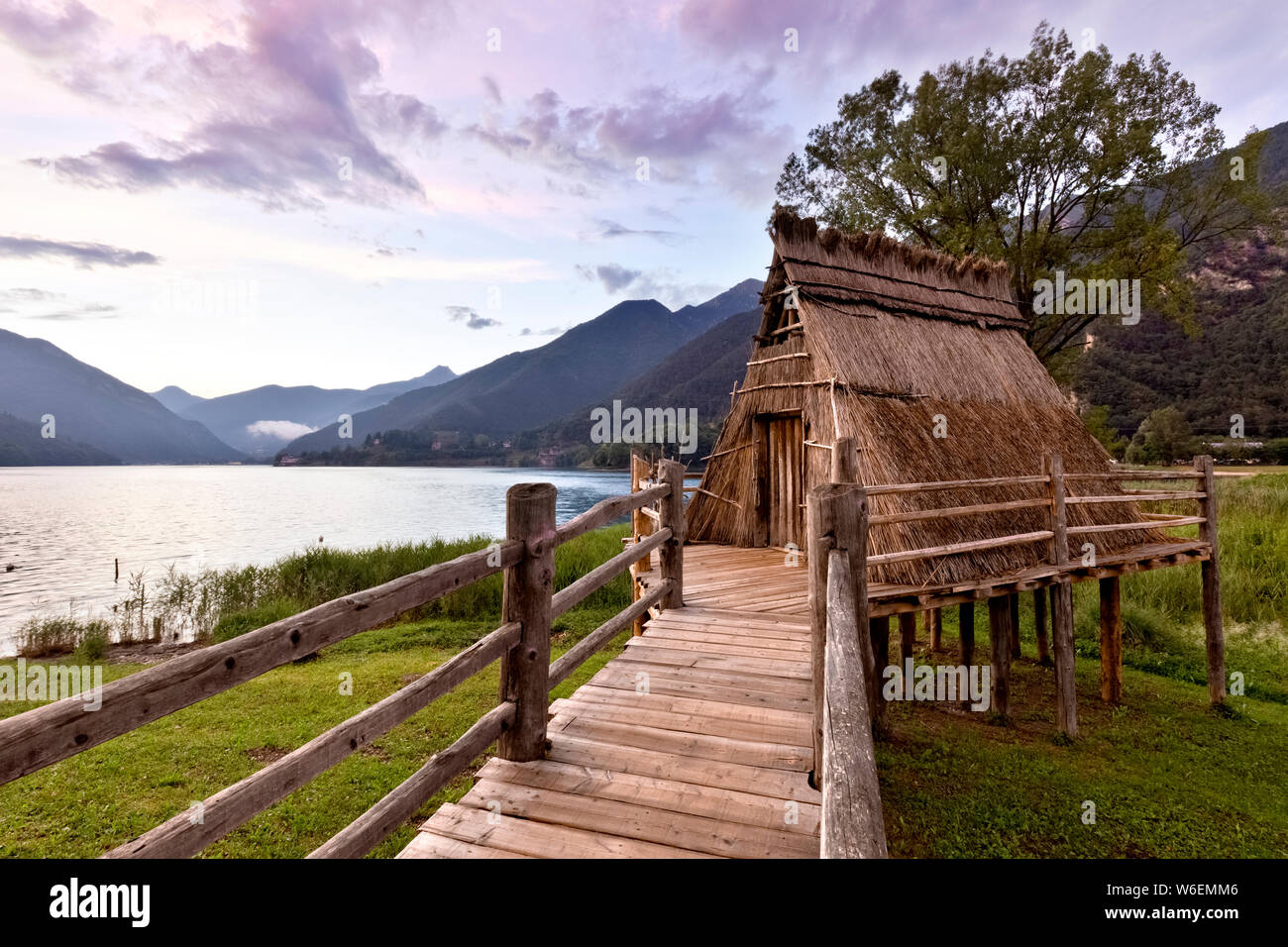 Maison sur pilotis de l'âge du Bronze (reconstruction) au Lac de Ledro. La vallée de Ledro, province de Trente, Trentin-Haut-Adige, Italie, Europe. Banque D'Images