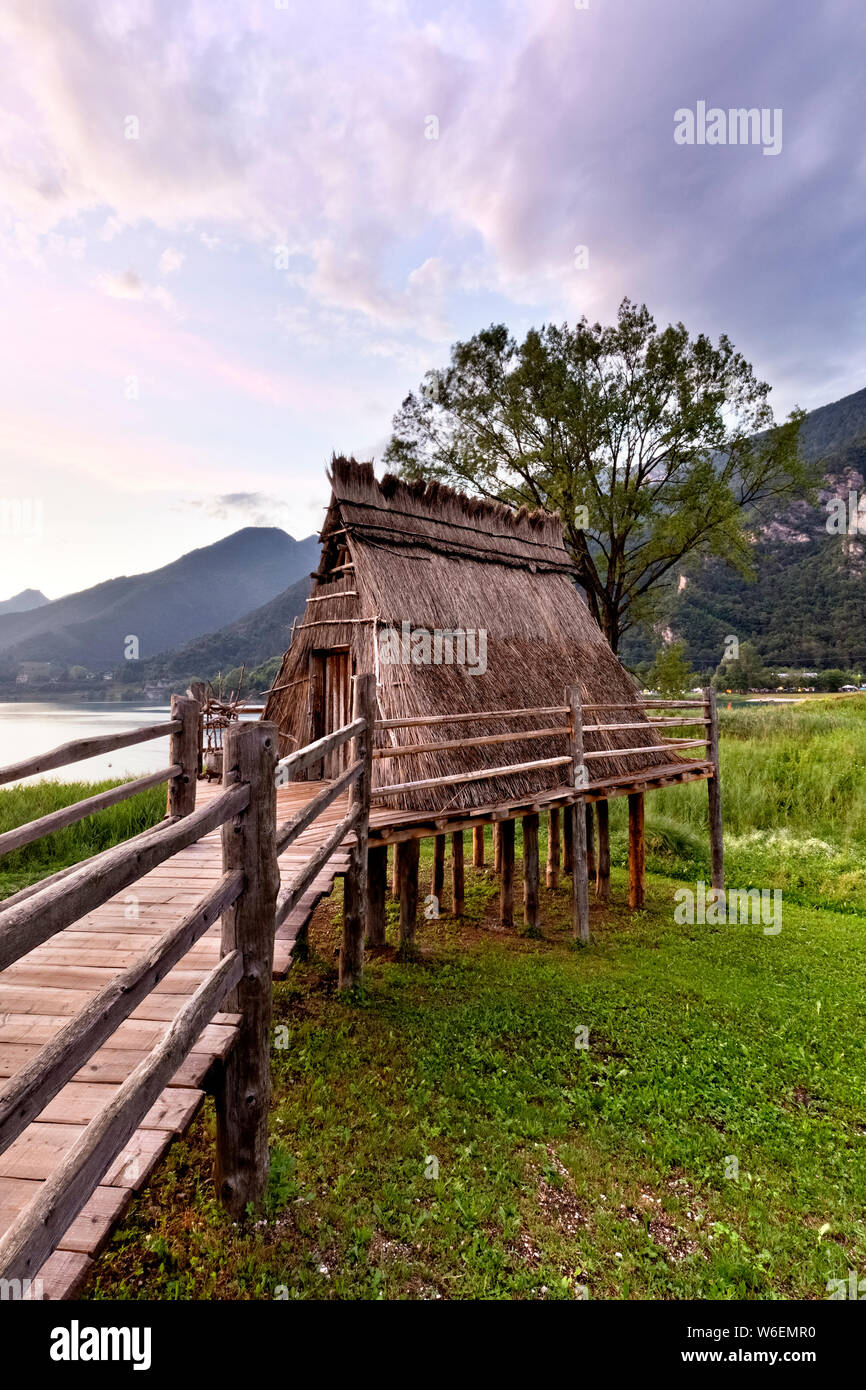 Maison sur pilotis de l'âge du Bronze (reconstruction) au Lac de Ledro. La vallée de Ledro, province de Trente, Trentin-Haut-Adige, Italie, Europe. Banque D'Images